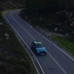 Diogo Beja Instagram - O novo @peugeotportugal 308 está aí.. e esteve connosco durante toda a semana, depois de termos sido desafiados a experimentá-lo pelo @tfroufe. E ainda bem! Há já algum tempo que andamos a pensar num carro mais amigo do ambiente e um híbrido é a solução perfeita.. e sem termos de abdicar de potência, no caso do novo PEUGEOT 308. 🔥 Bem, e não nos façam falar de todo o equipamento que melhorou automaticamente a nossa vida nos últimos dias! Agora 🥲 vamos entregar o 308 à @stylista_mg. Chegou o teu momento! #OMeuMomento #Peugeot308 *pub