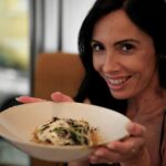 Diogo Beja Instagram - Para nós, é sempre uma enorme alegria voltar ao Restaurante Drogaria - como dá para notar, até na cara da Emília. 😁 Quando fomos convidados para experimentar a nova carta, nem hesitámos.. queríamos muito experimentar as azevias de bacalhau, as bochechas que mais parecem bombons de chocolate e a nova sobremesa Bolacha Maria, que nos recorda os sabores de casa das nossas mães. Mesmo assim, tivemos espaço para o nosso Bacalhau à Brás favorito. 🙈 Impossível ir à Drogaria e não comer o bacalhau. 🤤@restaurantedrogaria #restauranteDrogaria #foodporn #onthetable #foodphotography #fujifilmxpt #fujifilmxh2 #fujifilm33mmf14 #MiaRelogio #DiogoBeja #FearlessFilms