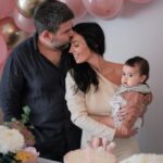 Diogo Beja Instagram - A confusão e a correria que vivemos para organizar a festa do primeiro aniversário da Emília só foi suplantada pela confusão e correria desta última semana, daí estarmos a partilhar as primeiras fotos uma semana e dois dias depois - mas quem é que está a contar? 🙈 Foi um dia em família, cheio de amor, faltou apenas o sorriso da pequenita… apagado pela tosse que teima em não passar! 🤷🏻‍♀️🥹 Aquilo que eu e o teu Pai, mais pedimos é que tu, filha, não tenhas pressa em crescer. 🥹 Emília, trouxeste magia, luz e muito amor às nossas vidas. Um sentido ainda maior, para o enorme amor que os teus Pais sentem um pelo outro, e que agora faz ainda mais sentido contigo.♥️ Um ano que passou a voar, um ano de muita aprendizagem, algumas (agora, muitas …) noites sem dormir e muito colo, aquele que nós te damos e que também tu nos dás! Parabéns, querida Emília! Um enorme viva a ti! 😍♥️ Os pais amam-te muito! #AMiaeoDiogoForamPais #BabyEmilia #BabyMi #EmiliaTurns1