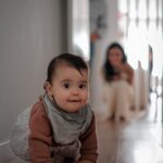 Diogo Beja Instagram - A confusão e a correria que vivemos para organizar a festa do primeiro aniversário da Emília só foi suplantada pela confusão e correria desta última semana, daí estarmos a partilhar as primeiras fotos uma semana e dois dias depois - mas quem é que está a contar? 🙈 Foi um dia em família, cheio de amor, faltou apenas o sorriso da pequenita… apagado pela tosse que teima em não passar! 🤷🏻‍♀️🥹 Aquilo que eu e o teu Pai, mais pedimos é que tu, filha, não tenhas pressa em crescer. 🥹 Emília, trouxeste magia, luz e muito amor às nossas vidas. Um sentido ainda maior, para o enorme amor que os teus Pais sentem um pelo outro, e que agora faz ainda mais sentido contigo.♥️ Um ano que passou a voar, um ano de muita aprendizagem, algumas (agora, muitas …) noites sem dormir e muito colo, aquele que nós te damos e que também tu nos dás! Parabéns, querida Emília! Um enorme viva a ti! 😍♥️ Os pais amam-te muito! #AMiaeoDiogoForamPais #BabyEmilia #BabyMi #EmiliaTurns1
