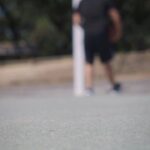 Diogo Beja Instagram - Quando era miúdo e jogava basket em Santarém, passávamos os intervalos a jogar e até nos corredores fazíamos uma espécie de "air basket" - driblávamos, lançávamos e até fazíamos bloqueios uns aos outros.. tudo sem bola. 🙈😁 Agora, com a chegada da segunda temporada de "Winning Time - The Rise of the Lakers Dynasty" isso voltou tudo! Imito o "gancho" do Kareem Abdul-Jabbar em todo o lado. É tão exagerado que até pedi à IA para colocar uma bola de basket a voar na nossa sala - a Mia ia adorar se isso acontecesse mesmo! 😁 Nestas férias, vou levar este meu "vício" comigo. Não o lançamento em gancho, mas a série. 😊 E para todo o lado, com a HBO Max. #HBOMax #WinningTime #HBOMaxPortugal #KareemAbdulJabbarWannaBe