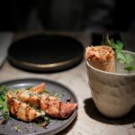 Diogo Beja Instagram - Só há uma coisa que gosto mais do que fotografar comida, com boa luz. É realmente comê-la, debaixo dessa luz, depois de a fotografar. 😁 Por isso, teria sido um enorme erro não aceitar o convite do @nomadalisboa para jantar. Adorámos! Eu experimentei uma degustação (maravilhosa) preparada pelo Chef e a Mia, que não morre de amores por sushi, ficou-se pela carne maturada - que eu também provei, obviamente! 🙈 E ficámos com um dos melhores sentimentos que podemos ter no final de uma refeição: a vontade de voltar. 😊 #NomadaLisboa #sushiporn #onthetable #foodphotography #fujifilmxpt @miarelogio