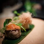 Diogo Beja Instagram - Só há uma coisa que gosto mais do que fotografar comida, com boa luz. É realmente comê-la, debaixo dessa luz, depois de a fotografar. 😁 Por isso, teria sido um enorme erro não aceitar o convite do @nomadalisboa para jantar. Adorámos! Eu experimentei uma degustação (maravilhosa) preparada pelo Chef e a Mia, que não morre de amores por sushi, ficou-se pela carne maturada - que eu também provei, obviamente! 🙈 E ficámos com um dos melhores sentimentos que podemos ter no final de uma refeição: a vontade de voltar. 😊 #NomadaLisboa #sushiporn #onthetable #foodphotography #fujifilmxpt @miarelogio