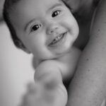 Diogo Beja Instagram - Emília contra os paparazzi. Ou demasiado interessada na minha câmara. 🙈🙈♥️ @miarelogio #Emilia #BabyEmilia #BabyEm #fujifilmxpt #fujifilmxh2 #sigma56mmf14 #AMiaeoDiogoForamPais