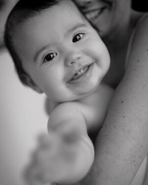 Diogo Beja Instagram - Emília contra os paparazzi. Ou demasiado interessada na minha câmara. 🙈🙈♥️ @miarelogio 

#Emilia #BabyEmilia #BabyEm #fujifilmxpt #fujifilmxh2 #sigma56mmf14 #AMiaeoDiogoForamPais