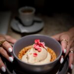 Diogo Beja Instagram - Só há uma coisa que gosto mais do que fotografar comida, com boa luz. É realmente comê-la, debaixo dessa luz, depois de a fotografar. 😁 Por isso, teria sido um enorme erro não aceitar o convite do @nomadalisboa para jantar. Adorámos! Eu experimentei uma degustação (maravilhosa) preparada pelo Chef e a Mia, que não morre de amores por sushi, ficou-se pela carne maturada - que eu também provei, obviamente! 🙈 E ficámos com um dos melhores sentimentos que podemos ter no final de uma refeição: a vontade de voltar. 😊 #NomadaLisboa #sushiporn #onthetable #foodphotography #fujifilmxpt @miarelogio