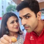 Divyanka Tripathi Instagram - Satur-date well spent! Blockbuster Bollywood movie followed by an 'almost' shared platter of streetside Golgappa and later a take away binge plate of Paapdi-chaat. Chhote pal, badi khushiyan! . . . With @vivekdahiya In @zubeida_diaries @socialpinnaclepr Lokhandwala