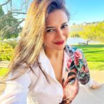 Divyanka Tripathi Instagram - Featuring : Div, Stellenbosch Viniyards & Protea (South African national flower). Stellenbosch, Western Cape