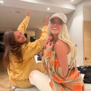 Dixie D'Amelio Instagram - glam so good it stays on for 48 hours 🙏