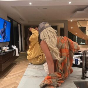 Dixie D'Amelio Instagram - glam so good it stays on for 48 hours 🙏