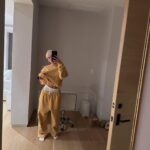 Dixie D'Amelio Instagram - nice clock (rings)