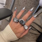 Dixie D'Amelio Instagram - nice clock (rings)