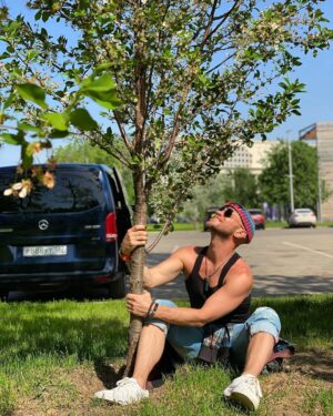 Dmitriy Khrustalev Instagram - Дерево своё навестил: растёт уже 4 года само.