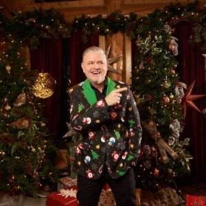 Dominic Paquet Instagram - Comme vous le remarquerez, j’ai sorti mon plus bel habit pour participer à l’émission En attendant le réveillon! 😅🎄

Un p’tit party ben l’fun animé par @mariemaireal et Antoine Vézina pour célébrer le temps des Fêtes. Manquez pas ça ce soir à 19h sur @noovo.ca.
 
📷: @sachabourque