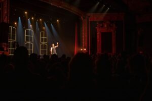 Dominic Paquet Instagram - Photos souvenir de ma première de Laisse-moi partir hier soir à l’@olympiamontreal! Gros merci à tous ceux et celles qui étaient là. J’ai passé une méchante belle soirée. 😃👍

Tellement hâte de venir vous voir partout au Québec avec ce nouveau show! Pour connaître toutes mes dates de tournée : dominicpaquet.com

📷 : @ericmyrephoto