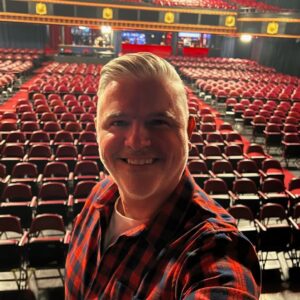 Dominic Paquet Instagram - Grosse soirée pour moi la gang! C’est la première médiatique de mon show Laisse-moi partir à l’@olympiamontreal. J’suis ben fébrile! 😀