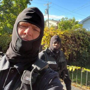 Dominic Paquet Instagram - C’est reparti pour les tournages de La Maison-Bleue! Saison 3, yessss! Avouez que @richardsonzephir et moi on a l’air vraiment crédibles habillés comme ça? 😎😅