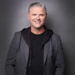 Dominic Paquet Instagram - Ce soir, j’vous invite dans mon univers pis j’suis ben heureux de pouvoir partager ça avec vous autres! 📺 Ne manquez pas @endirectdelunivers dès 19h sur les ondes d’@icirctele. Qui va être au rendez-vous?