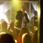 Dominic Paquet Instagram - Ce soir, voyez un nouvel épisode de Brasserie chez P-A dès 20h sur les ondes de TVA et TVA+! J'suis ben content de collaborer au projet de mon bon chum P-A Méthot et de faire des niaiseries dans son émission. Manquez pas ça! 📷Éric Myre