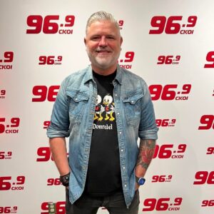 Dominic Paquet Instagram - Vraiment content de vous annoncer que je débarque sur les ondes du @ckoi969 cet automne! 😀🎉

Je ferai partie de la gang de Debout les comiques et serai là à tous les mercredis dès le 21 août. 

J’ai ben hâte! À bientôt.
