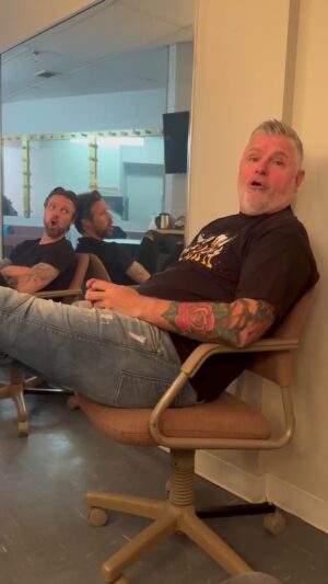 Dominic Paquet Instagram - Toujours important les vocalises d'avant show! 😂
Merci à la gang de l'Abitibi, j'ai passé une super belle semaine de shows chez vous!