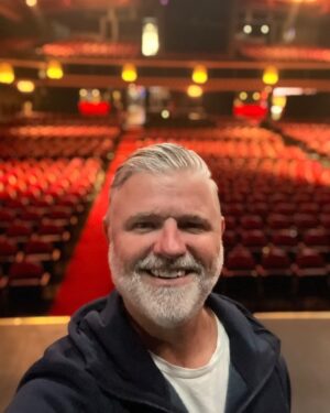 Dominic Paquet Instagram - Stand-by 1 heure avant le début de mon show! 
J’suis à l’@olympiamontreal pour un 2e soir de suite pis j’ai ben hâte de vous voir. 😀

Si vous avez pas encore vu Laisse-moi partir, toutes les dates de la tournée sont sur mon site : dominicpaquet.com