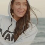Dominika Mirgová Instagram - “Vždy keď voláš SOS, rátaj so mnou, ja s tebou rátam tiež” 👭♾️ označ v komentári tvoju ségru, bff, kohokoľvek, komu by si najradšej dnes povedala tieto slová 🥹 Skladba SÉGRA už čoskoro ! 🫶🏼