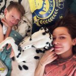 Dominika Mirgová Instagram - Tak a máme doma maróda 🤧 ale chvalabohu s úsmevom na tvári 😏 Však keď má takúto štvornohú opatrovateľku, čo by nie 🐶😂 Toto dieťa zatiaľ všetky choroby zvládlo bezproblémovo, chvalabohu 🙏🏼 len tieto prechody z tepla na zimu nám robia občas problémy. Potrebujeme naštartovať imunitu a preto sa chcem spýtať: “mamičky, čo dávate v tomto období deťom na podporu imunity? Čo máte najviac osvedčené?” Za každé odporúčanie vopred ďakujem a ak ste na tom doma podobne, želáme skoré uzdravenie ❤️