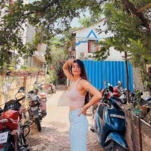 Donna Munshi Instagram - Sunshine express ☀️….
Okay, it’s not all sunshiny right now. But that doesn’t mean it won’t ever be….. if you are hurting, know that I see you and I feel you….. sending you love and light…. Yes you love :) 🤍✨

📸: @rohan._dsouza