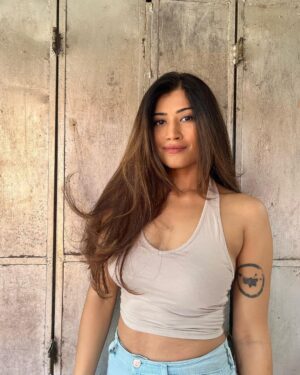 Donna Munshi Instagram - And the laziness continues with some no edit, no filter pictures because you know……summer…and all that jazz 🐳

📸: @rohan._dsouza 

#nofilter #noedit #portrait #naturallight #portraitshoot #bandra