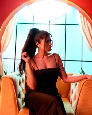 Donna Munshi Instagram - Who knew ponytails could be such a quick and easy accessory to wear? 🥹

Paula’s Periwig Place
Designer Periwigs and Hair extensions in vibrant colours that give you a whole new way to express your vibe. All of our intricately designed products are hand woven and made from ethically sourced, 💯% natural hair of the finest quality.

#hairtransformation #hairtrends #humanhair #extensions #hairdo #remyhairextensions #wigs #indianhair #weavesart #photooftheday #wig #life #wigstyle #hairoftheday #volumehairextensions #hairislife  #wigforsale #customwigs #wigmaker #wigsupplier #humanhairwigs #wigstyling #wigslay #lovehair #hairmakeover #wigshop #hairmagic #hairtrends #hairartist