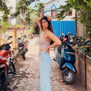 Donna Munshi Instagram - Sunshine express ☀️….
Okay, it’s not all sunshiny right now. But that doesn’t mean it won’t ever be….. if you are hurting, know that I see you and I feel you….. sending you love and light…. Yes you love :) 🤍✨

📸: @rohan._dsouza