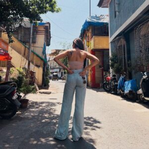 Donna Munshi Instagram - Sunshine express ☀️….
Okay, it’s not all sunshiny right now. But that doesn’t mean it won’t ever be….. if you are hurting, know that I see you and I feel you….. sending you love and light…. Yes you love :) 🤍✨

📸: @rohan._dsouza