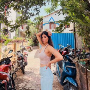 Donna Munshi Instagram - Sunshine express ☀️….
Okay, it’s not all sunshiny right now. But that doesn’t mean it won’t ever be….. if you are hurting, know that I see you and I feel you….. sending you love and light…. Yes you love :) 🤍✨

📸: @rohan._dsouza