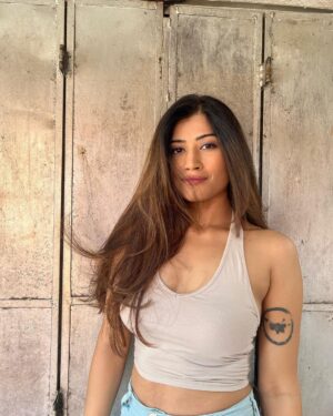 Donna Munshi Instagram - And the laziness continues with some no edit, no filter pictures because you know……summer…and all that jazz 🐳

📸: @rohan._dsouza 

#nofilter #noedit #portrait #naturallight #portraitshoot #bandra