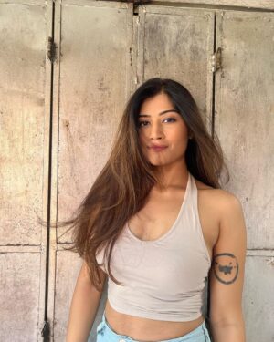 Donna Munshi Instagram - And the laziness continues with some no edit, no filter pictures because you know……summer…and all that jazz 🐳

📸: @rohan._dsouza 

#nofilter #noedit #portrait #naturallight #portraitshoot #bandra