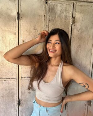Donna Munshi Instagram - And the laziness continues with some no edit, no filter pictures because you know……summer…and all that jazz 🐳

📸: @rohan._dsouza 

#nofilter #noedit #portrait #naturallight #portraitshoot #bandra