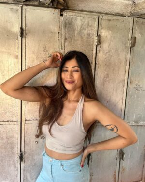 Donna Munshi Instagram - And the laziness continues with some no edit, no filter pictures because you know……summer…and all that jazz 🐳

📸: @rohan._dsouza 

#nofilter #noedit #portrait #naturallight #portraitshoot #bandra