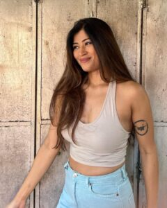 Donna Munshi Instagram - And the laziness continues with some no edit, no filter pictures because you know……summer…and all that jazz 🐳 📸: @rohan._dsouza #nofilter #noedit #portrait #naturallight #portraitshoot #bandra