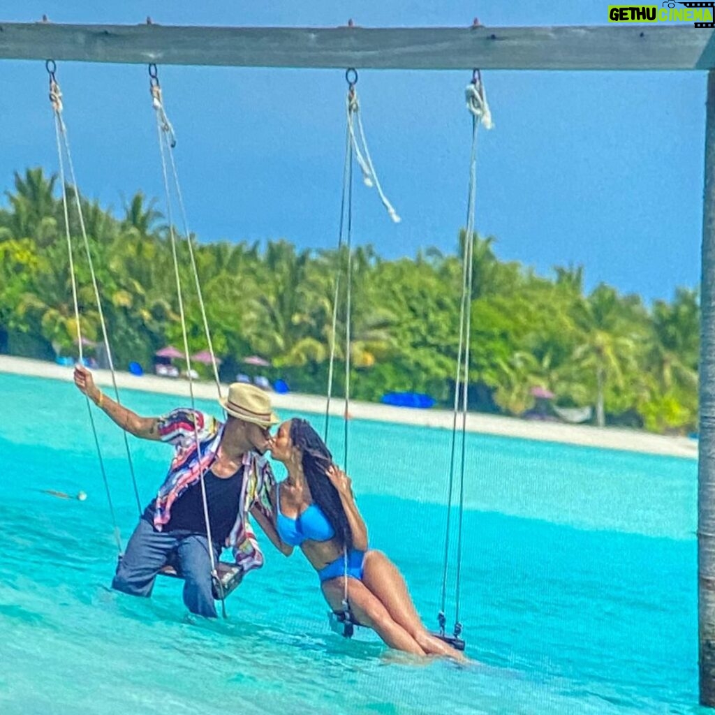 Dorian Missick Instagram - The • Missicks •in• #Maldives #christmas2019 @anantaraveli #WeLookLikeWeCanSing #WeCannot #HummingGameStrongTho Maldives Islands