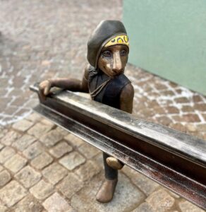 Dregen Instagram - I am, of course flattered and greatful, but also a bit shocked to be honest! ☺️Thank you Emma Ströde Falk for crafting this bronze sculptor and thank you Nässjö and the renewed train station for letting me lurk around 24/7. ✖️♥️ Nässjö Centralstation