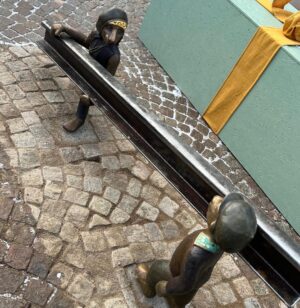 Dregen Instagram - I am, of course flattered and greatful, but also a bit shocked to be honest! ☺️Thank you Emma Ströde Falk for crafting this bronze sculptor and thank you Nässjö and the renewed train station for letting me lurk around 24/7. 
✖️♥️