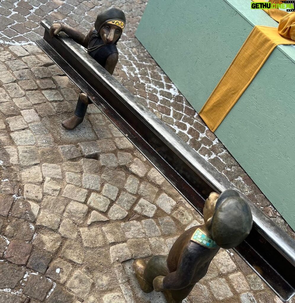 Dregen Instagram - I am, of course flattered and greatful, but also a bit shocked to be honest! ☺️Thank you Emma Ströde Falk for crafting this bronze sculptor and thank you Nässjö and the renewed train station for letting me lurk around 24/7. ✖️♥️ Nässjö Centralstation