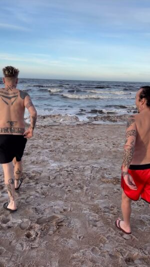 Dregen Instagram - ”Spela Shoreline”

Dyk in på vårat vernissage i Halmstad. 
Söndag: 12:00 - 16:00. 
Dregen. Patrik Arve. Pierre Hansson. 
✖️♥️