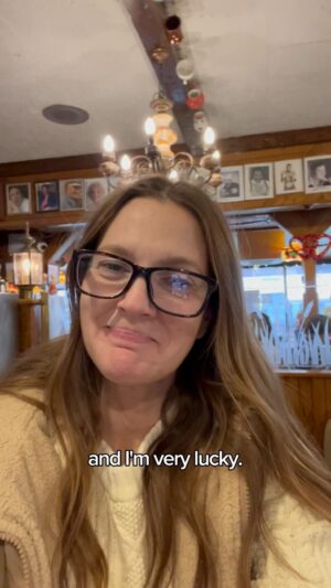 Drew Barrymore Instagram - Sometimes, when I have a day off, I go out for breakfast with my gratitude journal and a crossword puzzle.❤️
I feel very lucky.