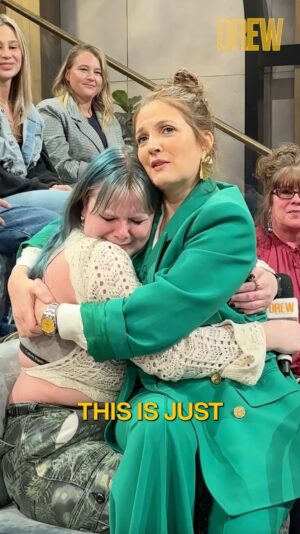 Drew Barrymore Instagram - Drew comforts an emotional fan 💚🥹