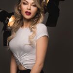 Drew Catherine Instagram - What is one of your new years resolutions ? This year I plan to work out more & I want to focus on loving myself more ! 🥰