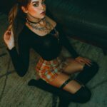 Drew Catherine Instagram - I know I can be a handful... but that’s why you’ve got two hands right?! 😇😋. Shot by @mikeyeya Styled by @julieredwolf