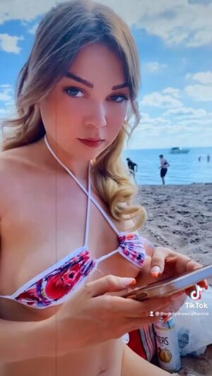 Drew Catherine Instagram - Going to miss summer ~