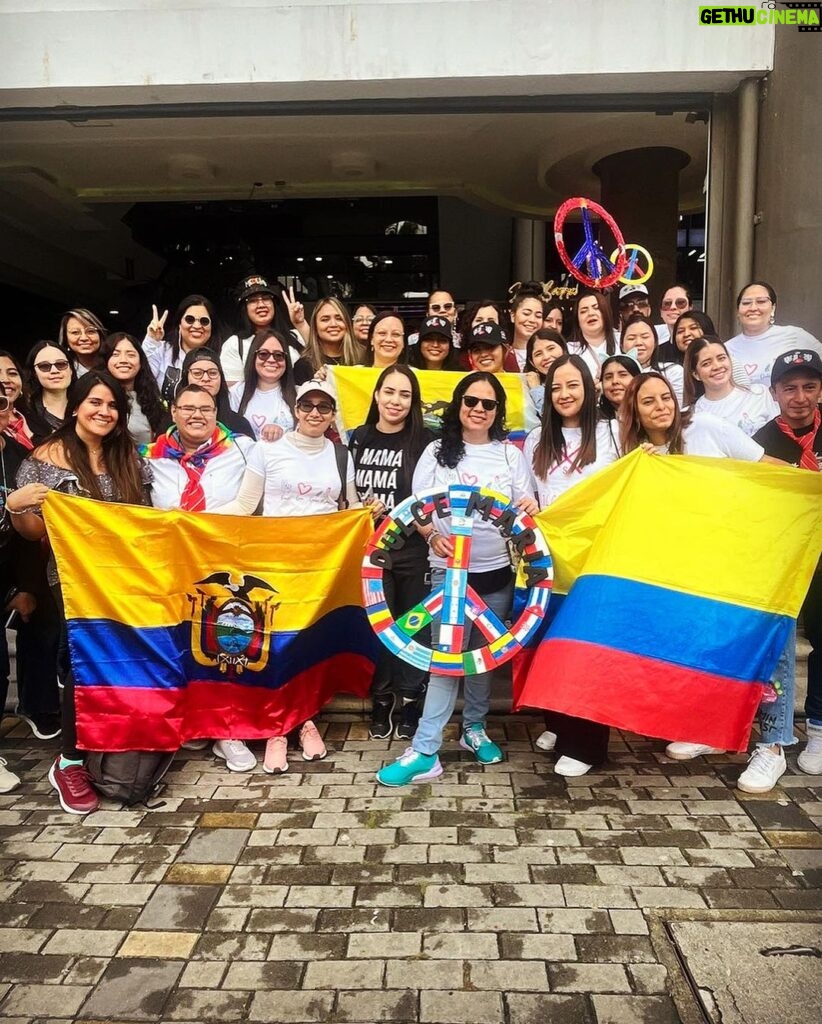 Dulce María Instagram - Gracias Colombia por tanta magia y tanto amor !! Hasta siempre ❤️❤️❤️❤️🙌🏼🙌🏼!!! Y a mis Guerreros gracias por contar los días 🥹❤️🙌🏼 los amo ! Siempre serán parte fundamental de nuestra historia ☮️ 📸 @gabotone